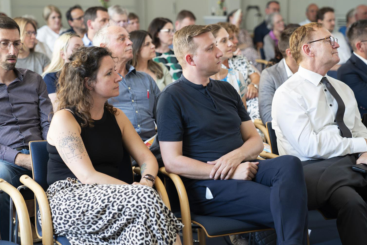 Die Teilnehmer*innen kommen aus den Bereichen Landespolitik, Verwaltung, Verbände und Kirchen. Auch die Präsidentin des saarländischen Landtags Heike Sylvia Becker und Stephan Ackermann, der Bischof von Trier, sind dabei.