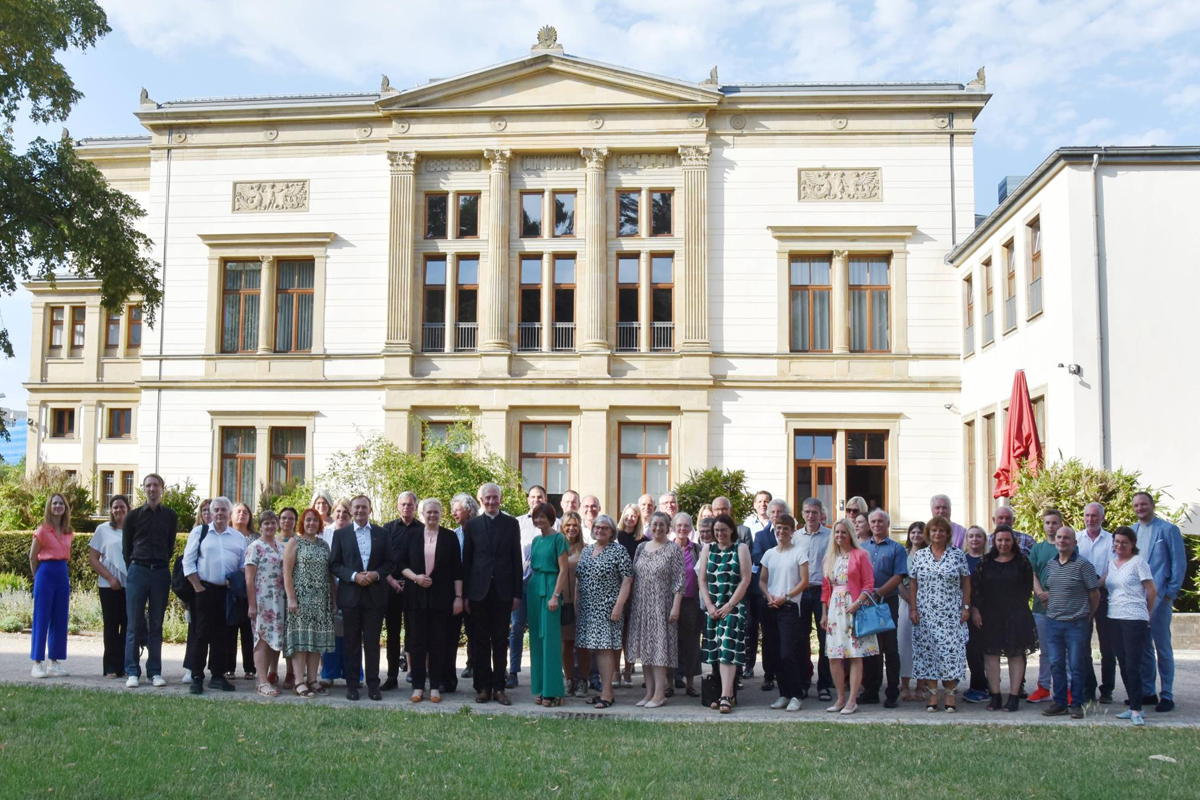 Die Teilnehmer*innen des Programms "Lebenswirklichkeiten 2023": hier im saarländischen Landtag in Saarbrücken fand die Auftaktveranstaltung statt.