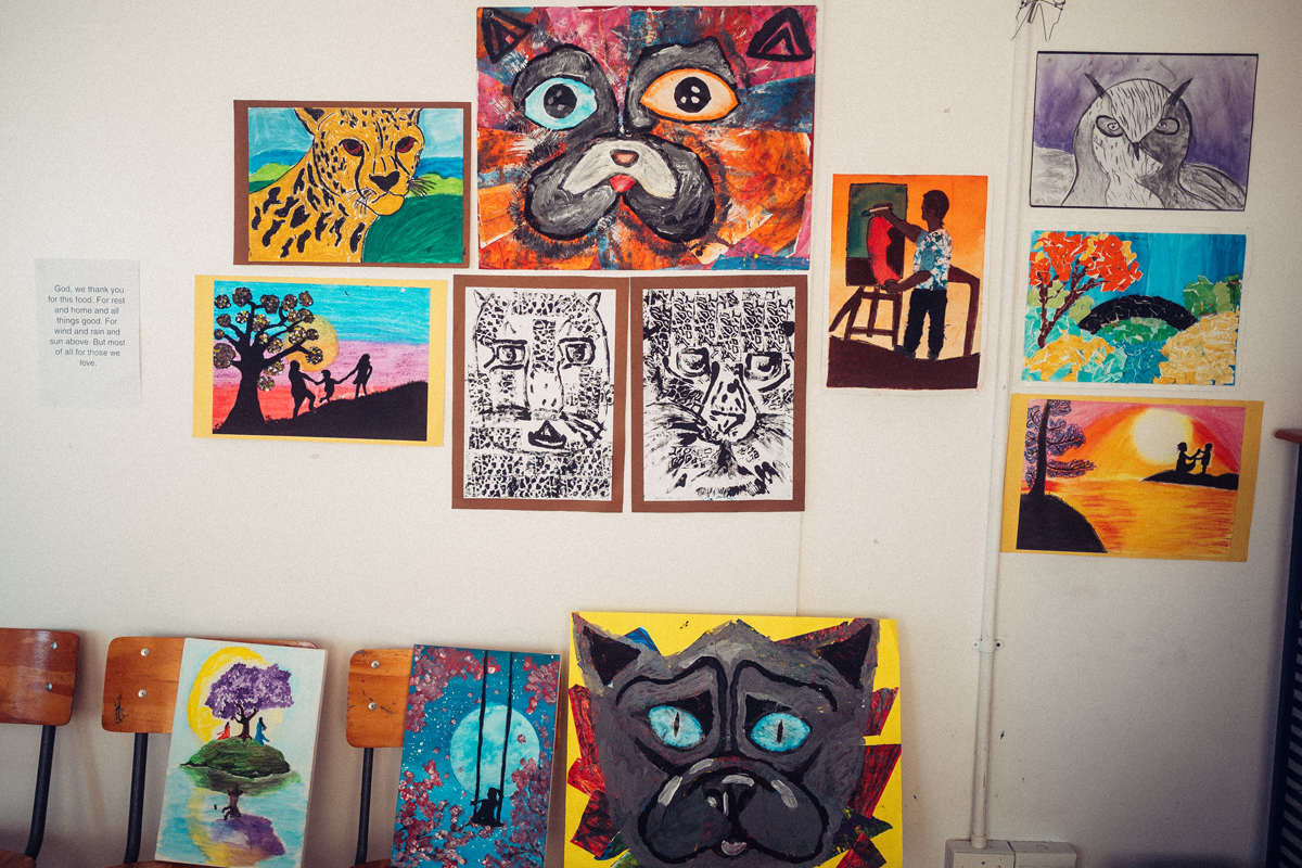 Im kunsttherapeutischen Zentrum in Vrygrond machen jede Woche 260 Kinder Kunst. Der Fokus liegt auf psychosozialer Unterstützung. Viele Kinder entwickeln sich über die Zeit zu kleinen und großen Künstler*innen.