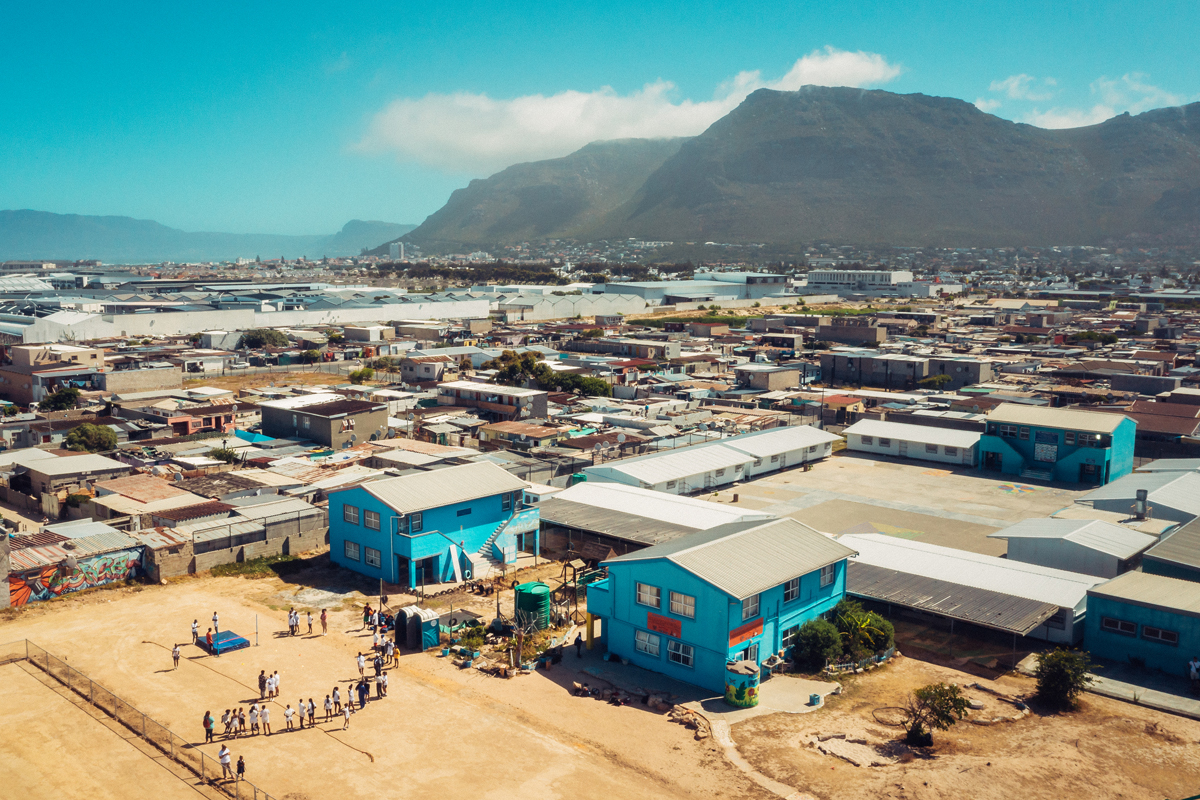 Vrygrond ist eine der ältesten informellen Siedlungen des Westkaps. Es liegt 30 Kilometer südöstlich von Kapstadt. Etwa 45.000 Menschen leben hier. Gewalt und Vernachlässigung prägen das Leben der Kinder im Township. Das Butterfly Art Projekt möchte den Kindern einen sicheren Raum geben und sie in ihrer Widerstandskraft stärken.