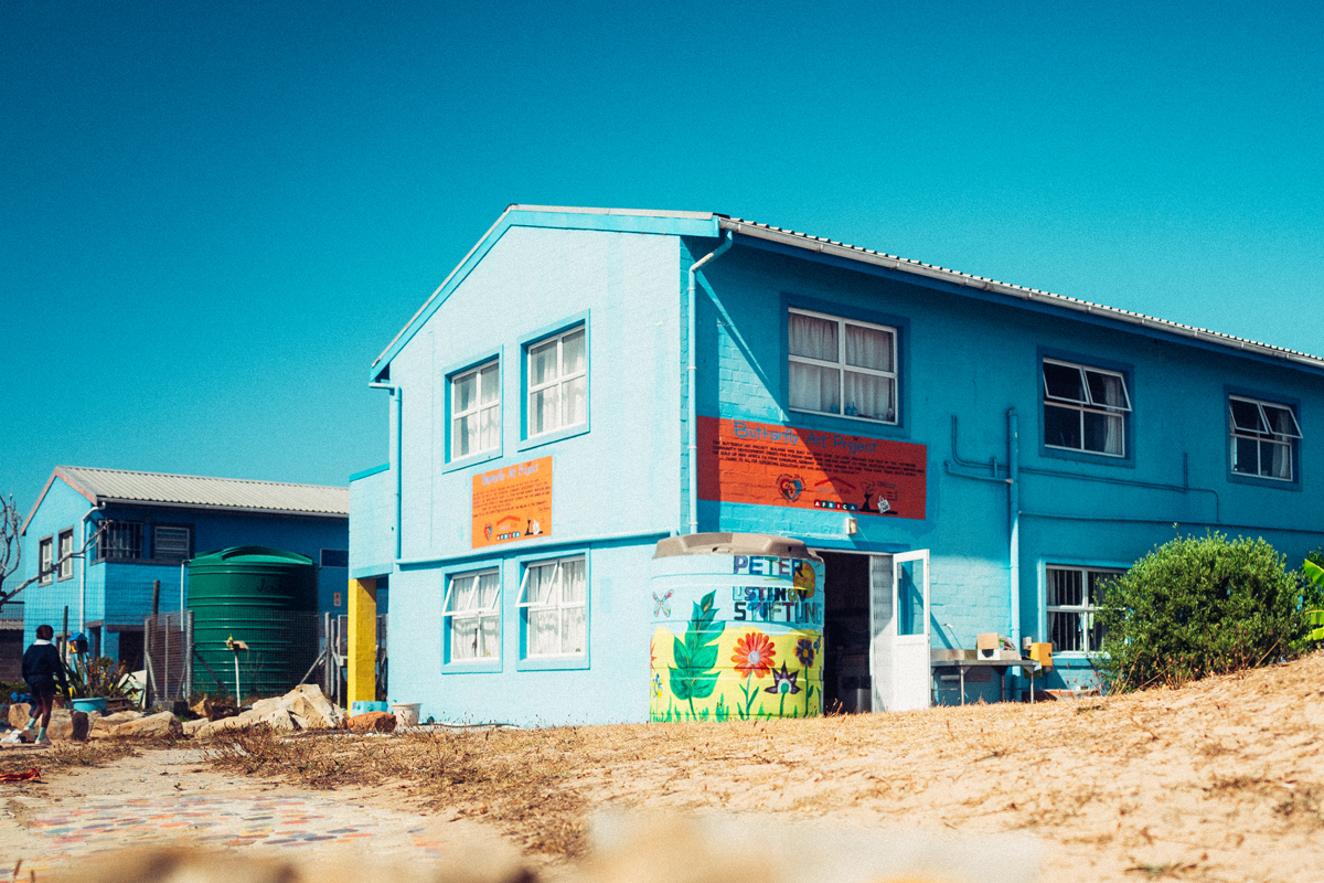 Das Butterfly Art Project in Vrygrond ist ein kunsttherapeutisches Zentrum mit vier Ateliers — das erste dieser Art auf dem afrikanischen Kontinent. Die Kunsttherapeutin Angela Katschke hat die gemeinnützige Organisation 2010 gegründet.