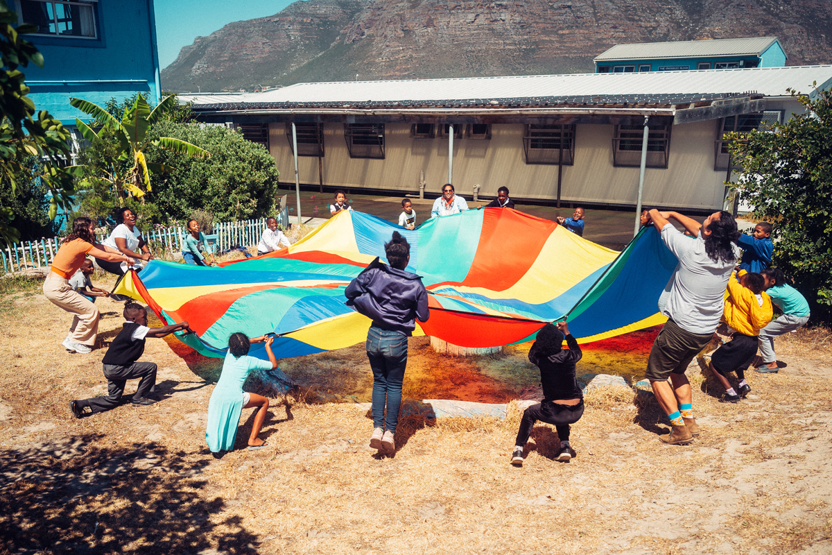 Im BAP werden 10.000 Kinder aus 112 Gemeinden betreut. Die Inhalte der Kunstkurse drehen sich um Themen wie Gemeinschaft, Sicherheit, Gefühle und Zukunftsvisionen.