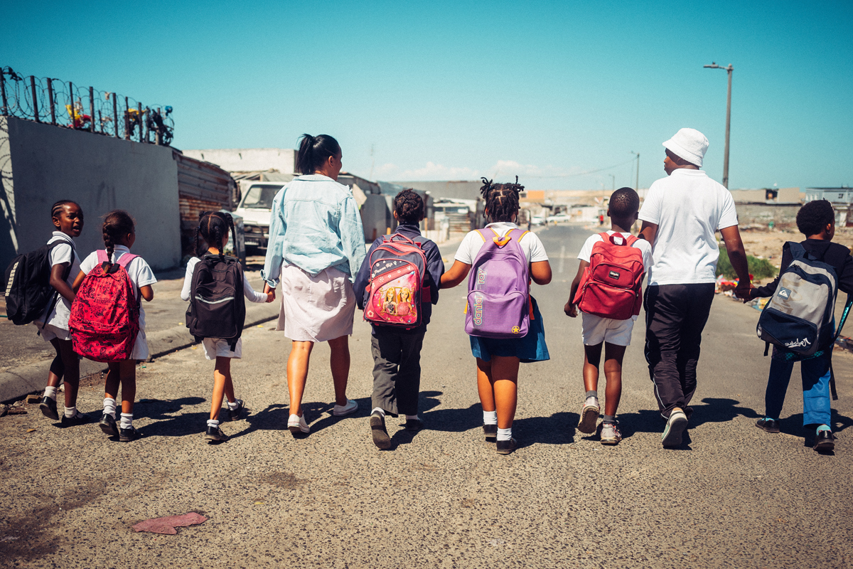 Manchmal vergessen Eltern, ihre Kinder abzuholen. Hier begleiten zwei BAP-Mitarbeiter*innen die Kinder nach Hause, um deren Sicherheit zu gewährleisten.