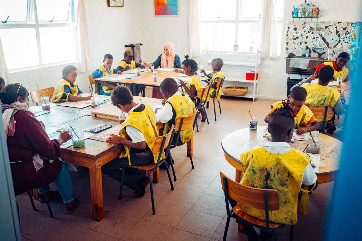 Angela Katschke begründete vor vielen Jahren ein Programm für unbeschulte Sechs- bis Vierzehnjährige. Meistens sind die Erziehungsberechtigten mit der Versorgung der Kinder aufgrund von Sucht, Armut und Trauma überfordert. Das BAP setzt auf intensive Elternarbeit sowie Malen und Spielen, um Kindern den Einstieg in die Schule zu ermöglichen.