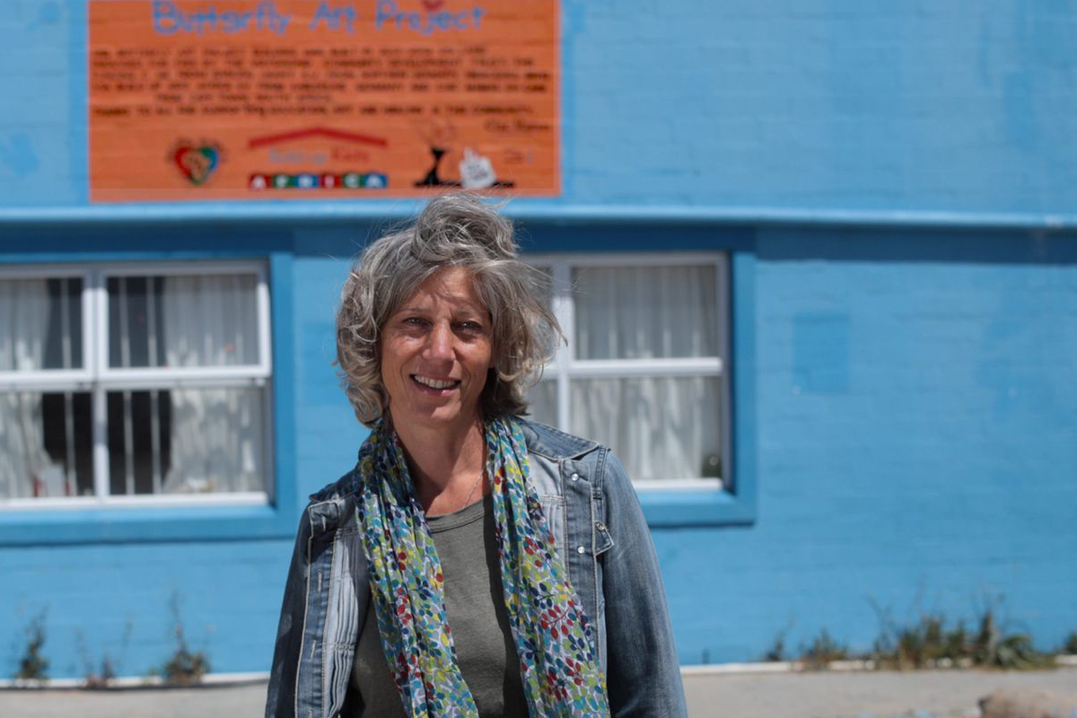 Angela Katschke ist ausgebildete Kunsttherapeutin und lebt seit 13 Jahren in Südafrika. Als AGIAMONDO-Fachkraft übergibt sie das von ihr gegründete Butterfly Art Projekt an eine neue Leitung und berät andere südafrikanische Organisationen in kunsttherapeutischer Arbeit und psycho-sozialer Unterstützung.