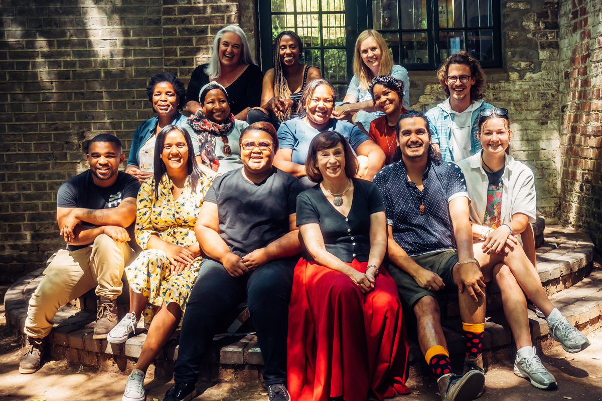 Das Team des Butterfly Art Projects 2023 vor dem Atelier im Montebello Design Centre in Newlands/Kapstadt.