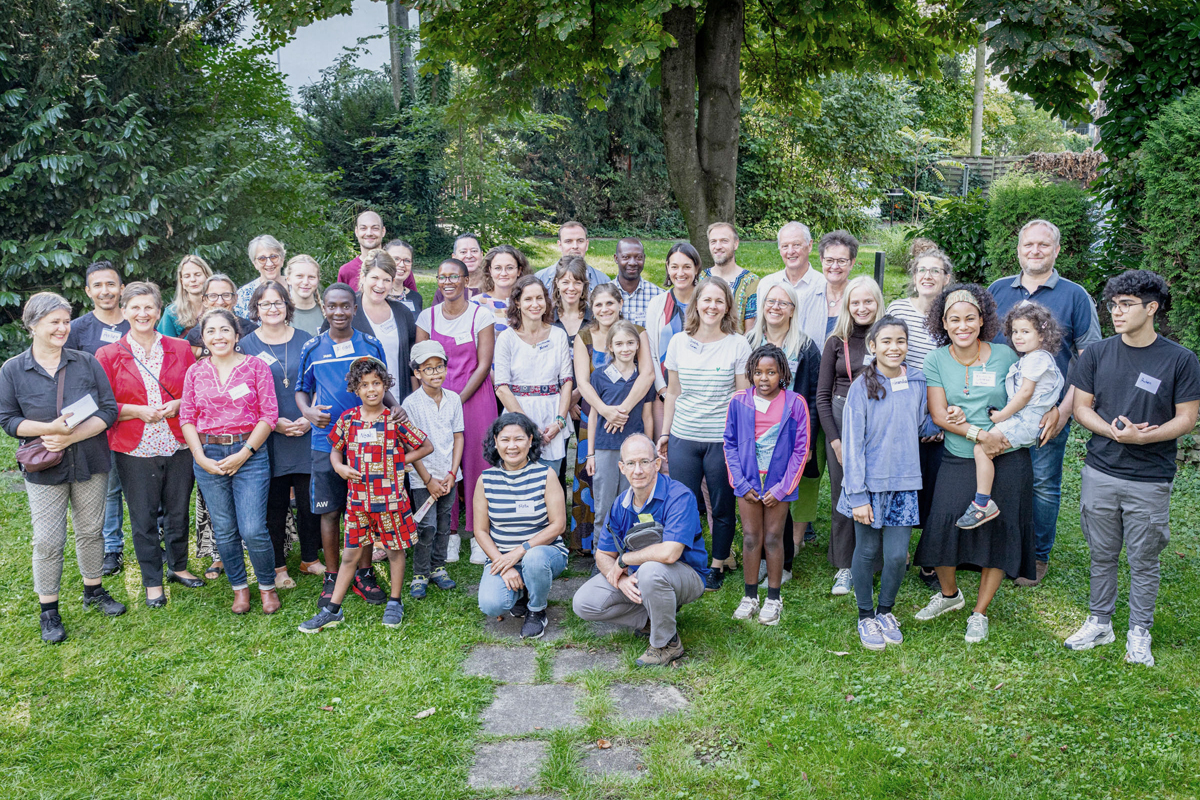 Gruppenbild mit allen Teilnehmer*innen des Sommertreffens 2023