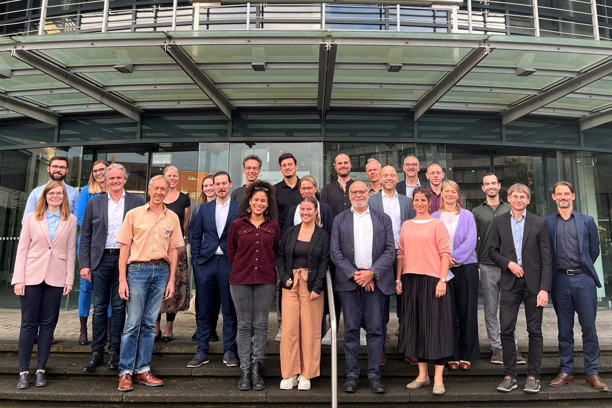 Erstes Netzwerktreffen von Mitgliedern der "Klimaerklärung Köln". Für AGIAMONDO ist Francia Cordero-Brinkmann (1. Reihe, dritte von links) dabei.