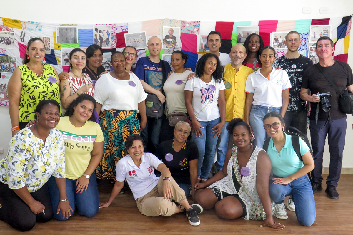 Das integrale Zuhörzentrum (Centro de Escucha) der Sozialpastoral von Apartadó wurde während des Treffens gemeinsam besucht. Hier sind die Besucher*innen zusammen mit den Mitarbeitenden des Zentrums zu sehen.