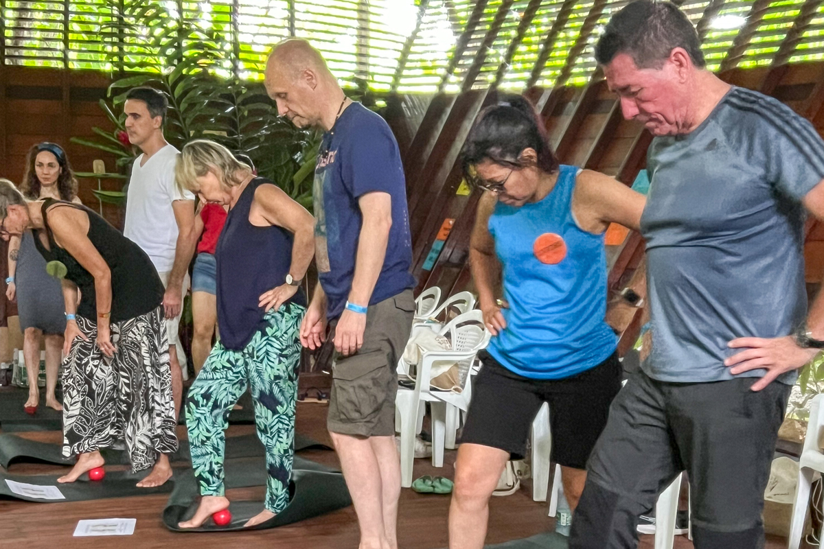 Die Partnerorganisation Corporación Vínculos gab einen Workshop für alle Teilnehmer*innen zu Fußreflexzonenmassage.