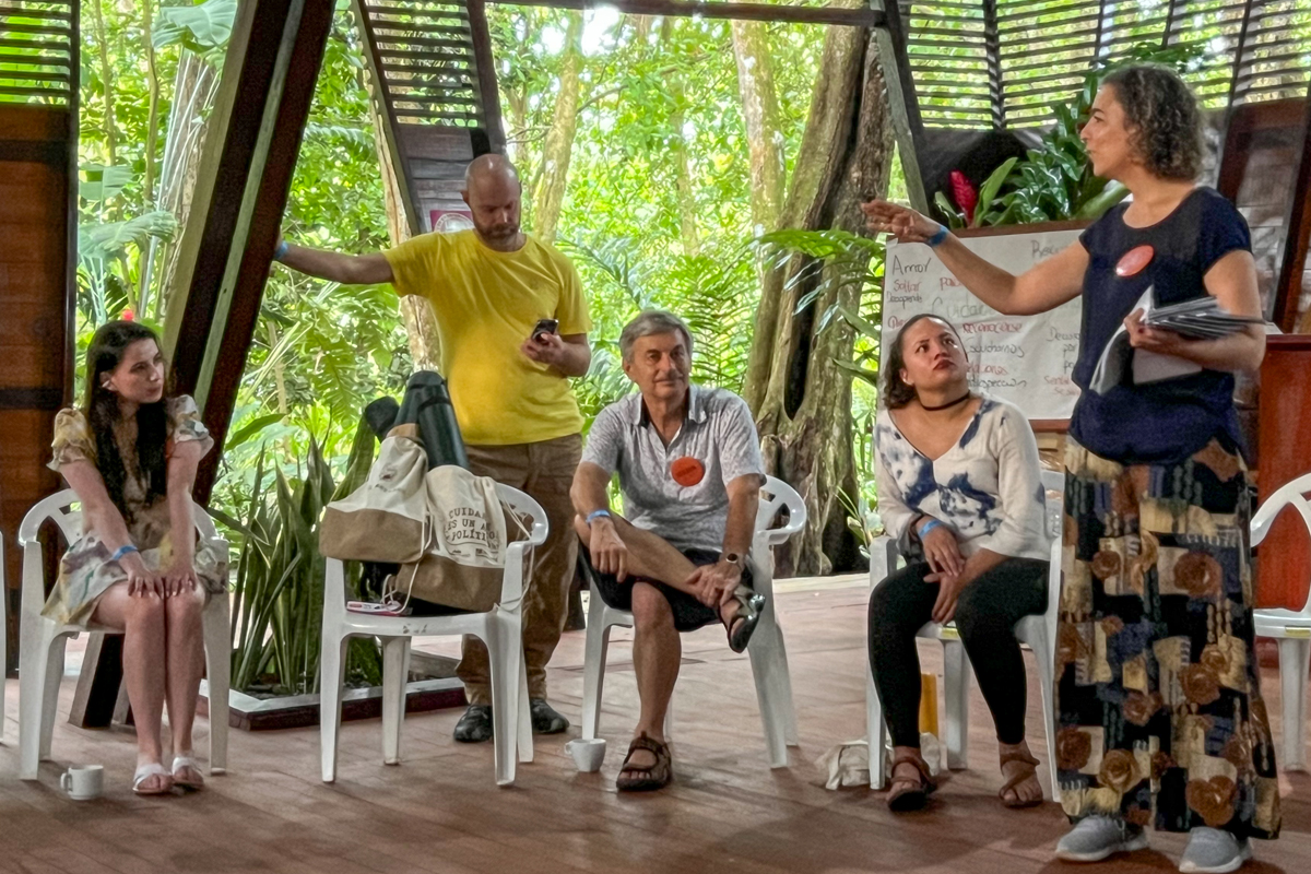 Mitglieder der Corporación Vínculos, einer ZFD-Partnerorganisation von AGIAMONDO, leiten einen Workshop für die Teilnehmer*innen des Fachkräfte-Treffens. In der Mitte sitzt Stefan Pleisnitzer, der ZFD-Koordinator von AGIAMONDO in Kolumbien.