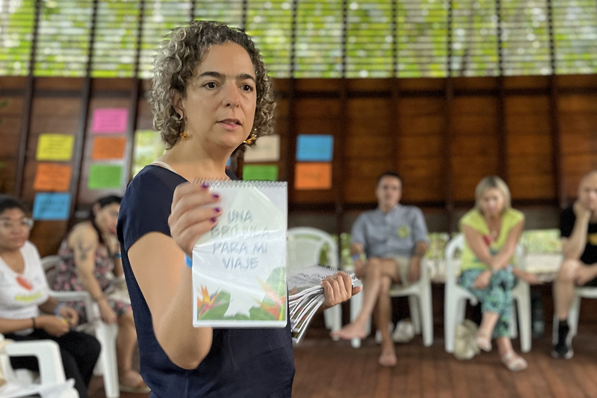 Mariana Saez Uribe von der Corporación Vinculos präsentiert in der großen Runde.