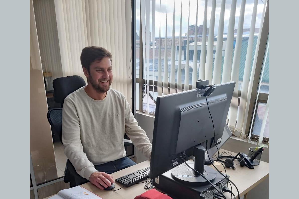 Blick ins Büro: als humanitärer Berater für Caritas International in Kolumbien arbeitet Jonas Brenner eng mit den Partnerorganisationen zusammen. Betreut werden Projekte der Nothilfe, der Friedensförderung und der Katastrophenprävention. Für zwei große Regionalprojekte, die in mehreren Ländern durchgeführt werden, ist er der Ansprechpartner.