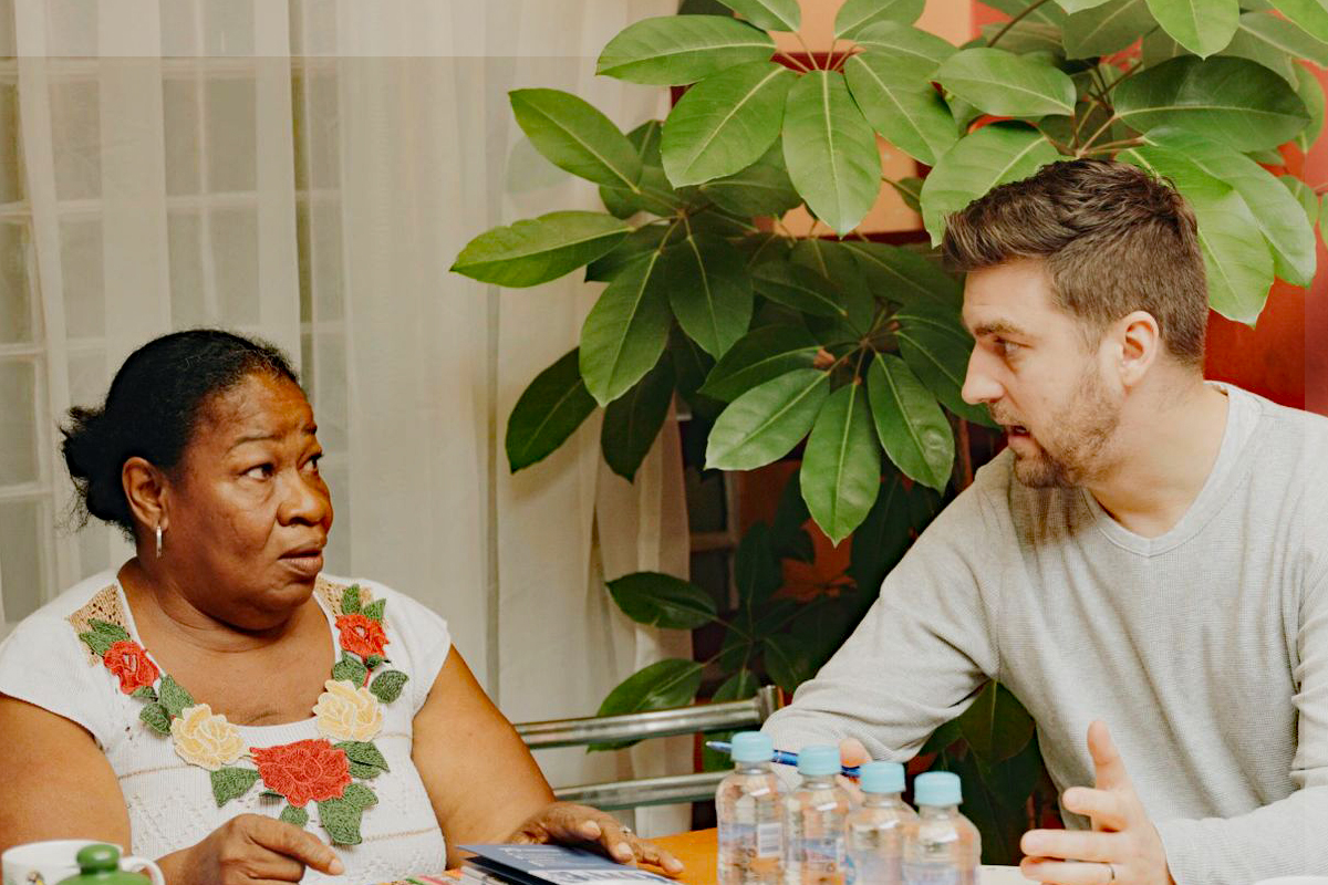 Die Stiftung Fundación Nydia Erika Bautista setzt sich dafür ein, Fälle von verschwundenen und ermordeten Menschen in Kolumbien aufzuklären und eine Wiedergutmachung zu leisten. Jonas Brenner ist hier im Gespräch mit einer Frau, deren Familienangehörige entführt und ermordet wurden.