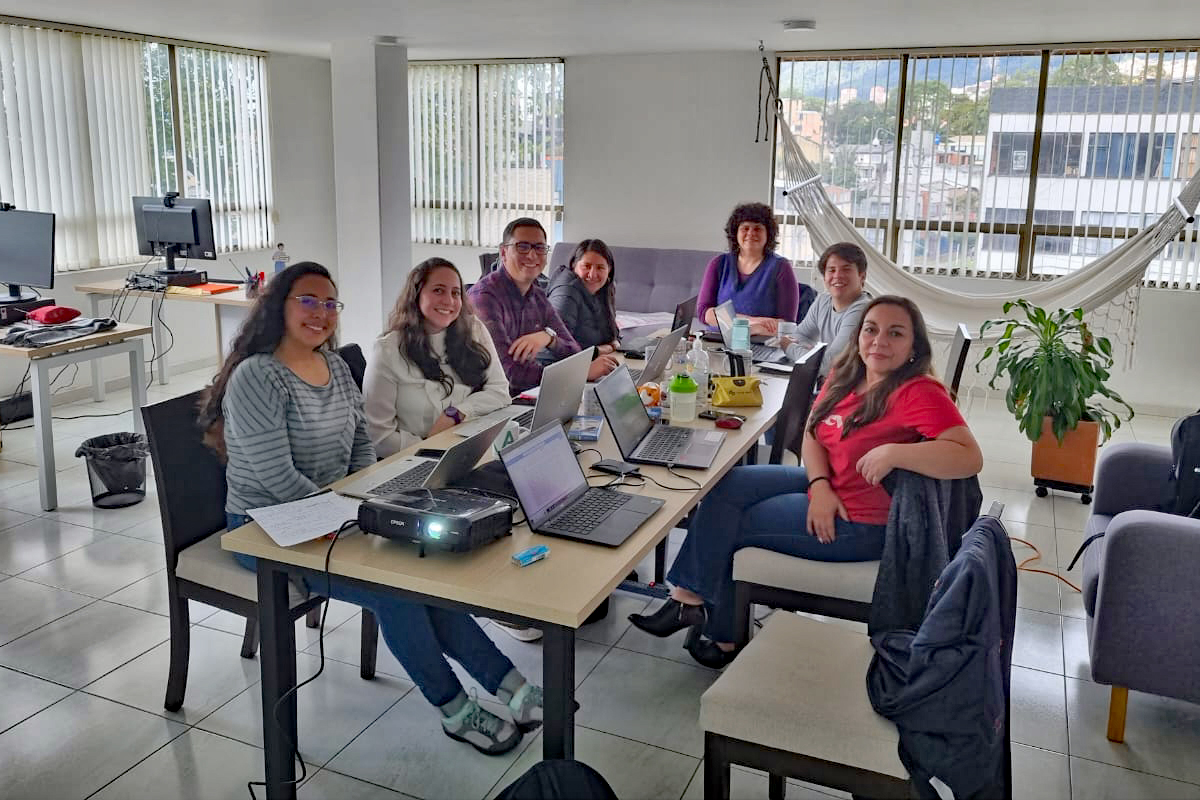 Das Caritas-Büro liegt im Zentrum von Bogotá. In regelmäßigen Teamsitzungen tauschen sich die Kolleg*innen über laufende und geplante Projekte aus.