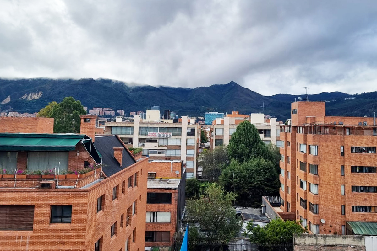 Jonas Brenner lebt mit seiner Familie in Bogotá. Die Hauptstadt Kolumbiens hat acht Millionen Einwohner*innen und liegt auf 2.600 Metern Höhe.