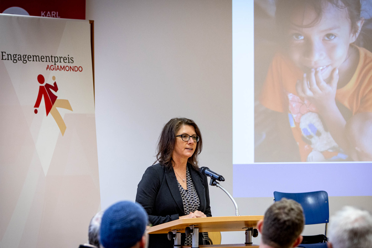 Alexandra Winand, Fundraiserin bei den Steyler Missionaren in St. Augustin, stellt das für den Preis nominierte Projekt TRUK-F vor. Die NGO unterstützt Mädchen und Frauen, die Gewalt und Diskriminierung erfahren haben.