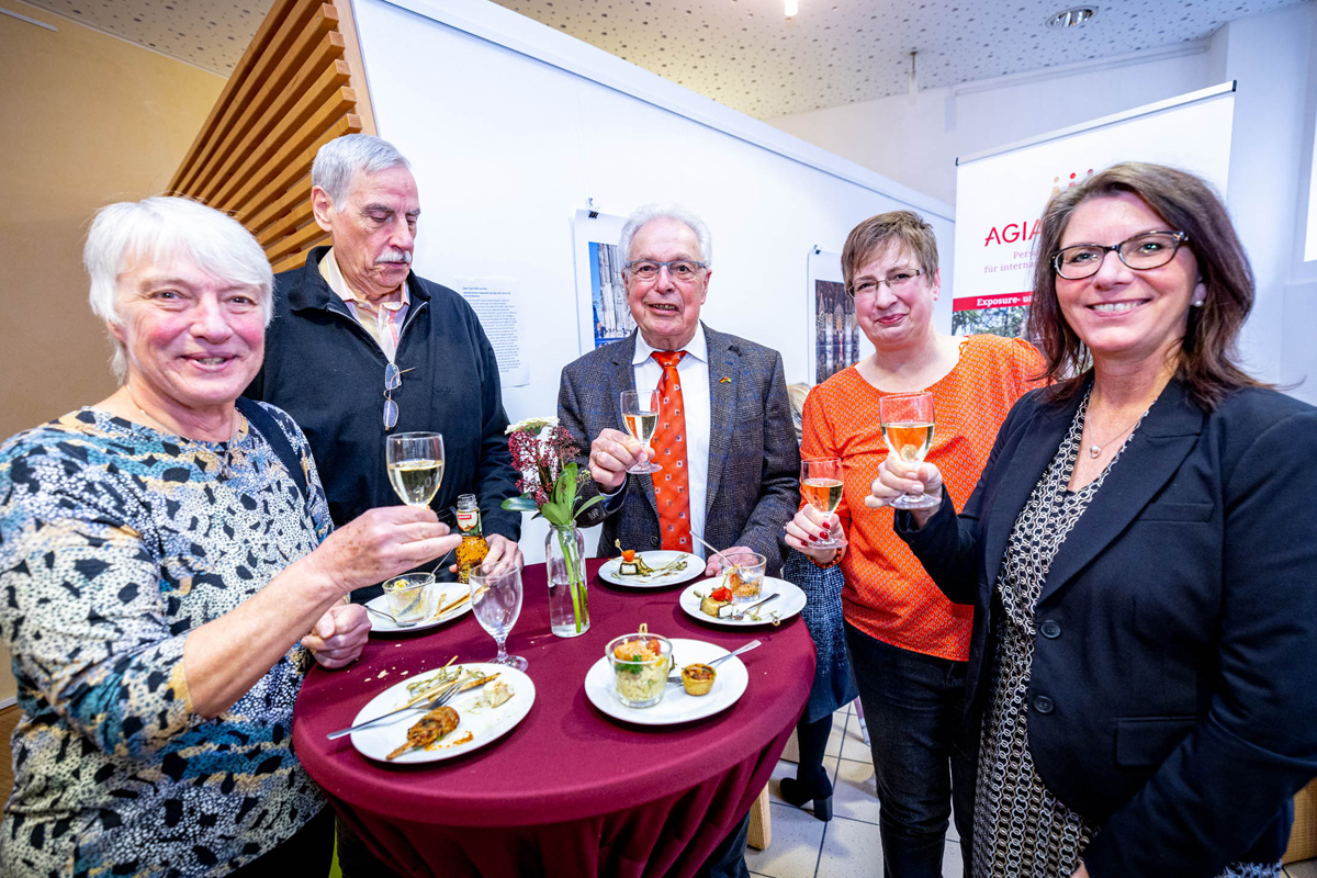 Nach der Ehrung gab es im Foyer der Karl-Rahner-Akademie die Gelegenheit zu Gesprächen: Alexandra Winand/Steyler Missionare, Michaela Adelkamp und Heinz-Jürgen Adelkamp, die Sr. Pascaline unterstützen, Jörg Schwieger/Vorsitzender des AKLHÜ und ein Gast (von rechts)