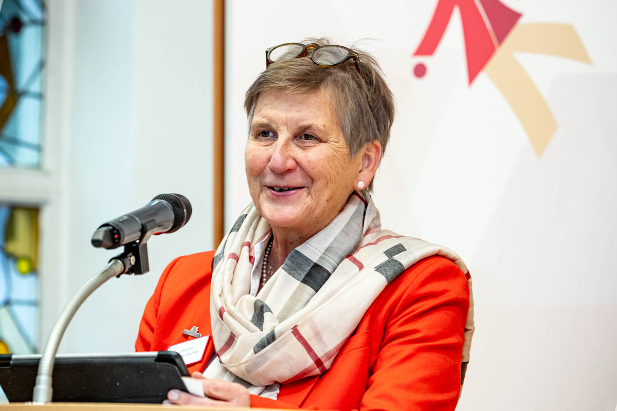 Dr. Claudia Lücking-Michel begrüßt Nominierte, Gäste und Mitarbeiter*innen von AGIAMONDO.