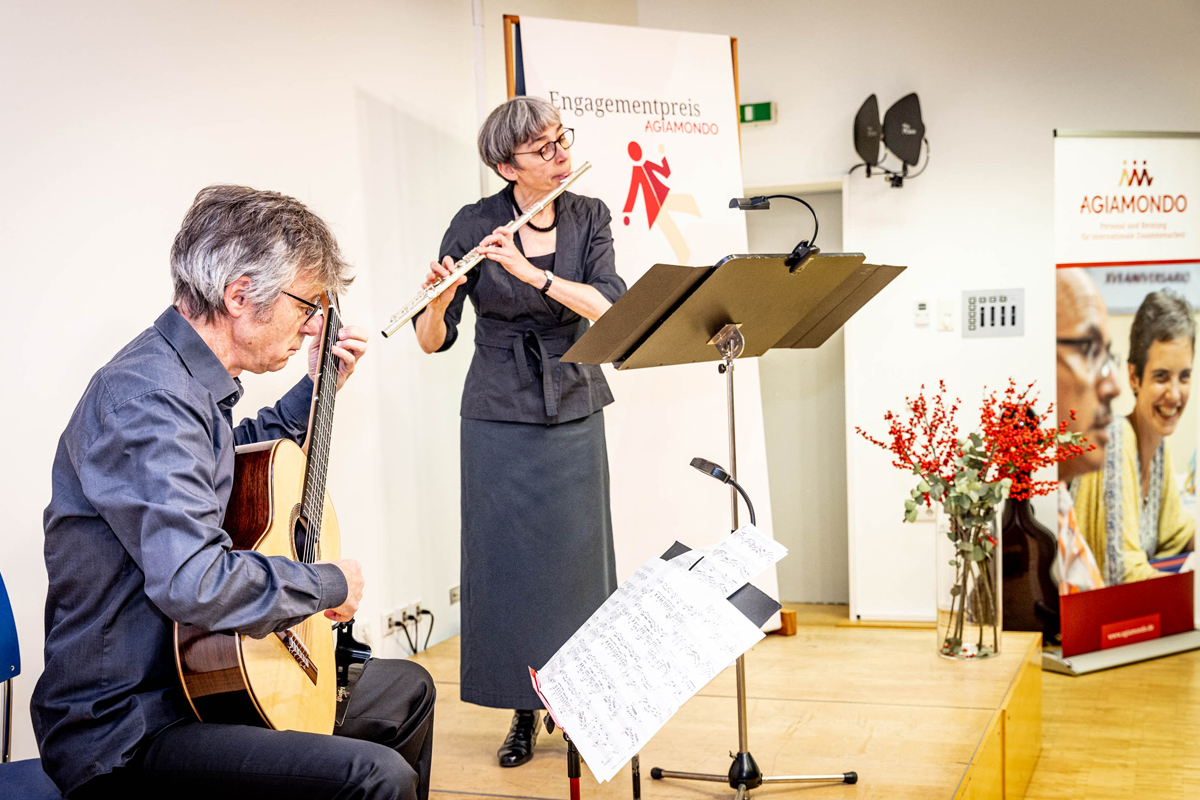 Die Veranstaltung wurde durch die Musik des Gitarren-Querflöten-Duos Jörg Krause und Katharina Engels bereichert. Die beiden spielten Tangos und Bossa Novas von Astor Piazzolla, Roberto di Marino und anderen.