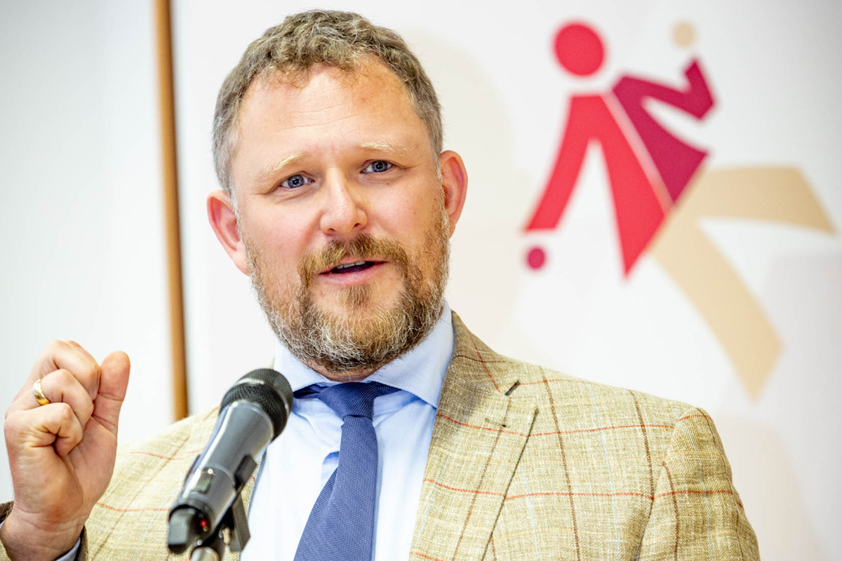 Der Vorstandsvorsitzende Dr. Markus Demele gibt die Preisträger bekannt.