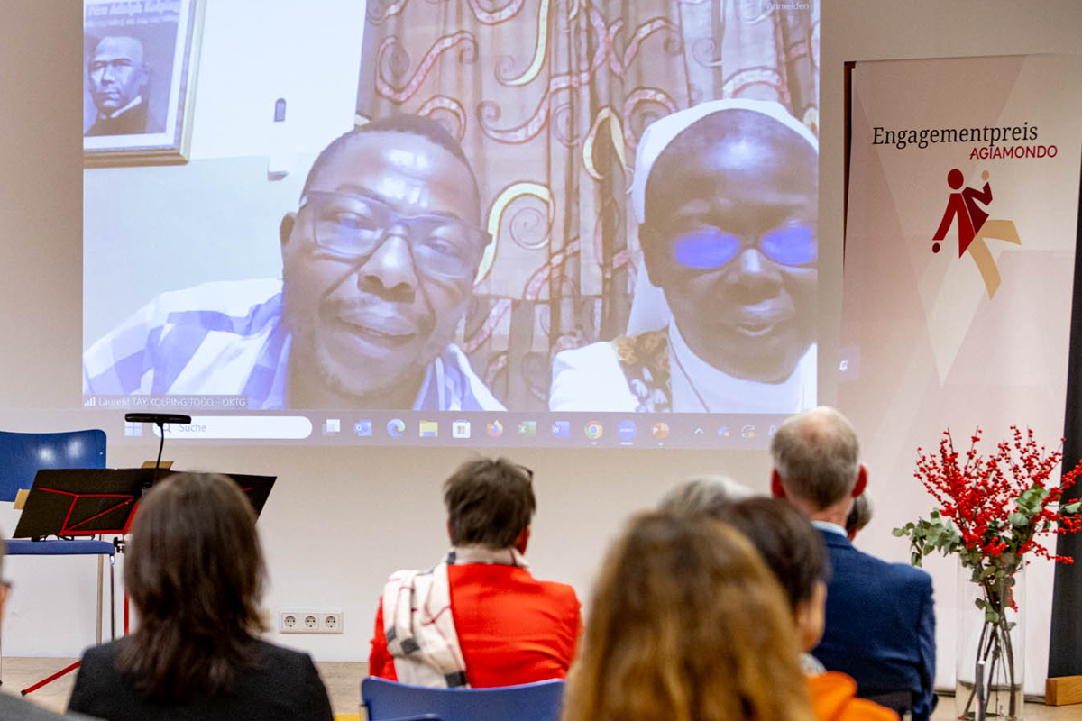 Sr. Pascaline (rechts auf der Leinwand) war per Zoom zugeschaltet. Für die Wertschätzung ihres Projektes für Mädchen bedankte sie sich und betonte, dass sie die Ehrung ermutigt, weiterzumachen.