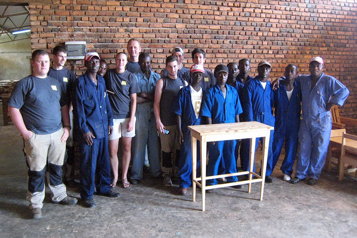 Auszubildende der Schreinerinnung Trier-Saarburg arbeiten im Centre des Jeunes in Gatenga, einem Stadtteil der ruandischen Hauptstadt Kigali, gemeinsam mit anderen Auszubildenden in den dortigen Werkstätten.