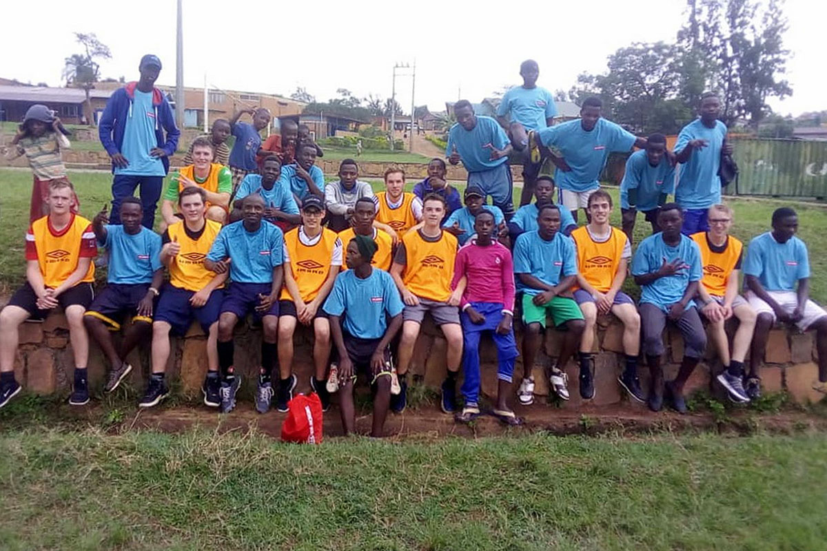 Auch Sport im Team verbindet: die Auszubildenden aus beiden Ländern vor einem Fußballspiel