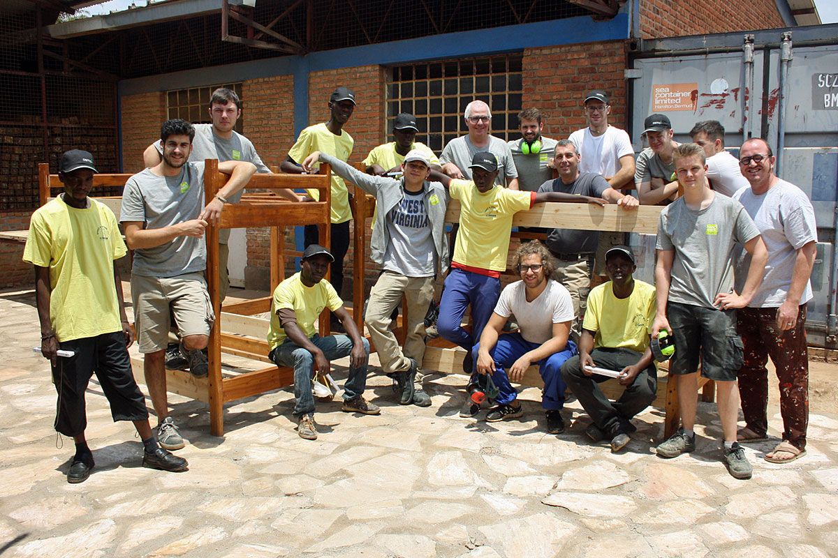 Auszubildende aus Trier und aus Kigali treffen sich in der Ausbildungstätte in Gatenga/Ruanda. Der Verein "Handwerk hilft" ermöglicht diese Begegnungen.