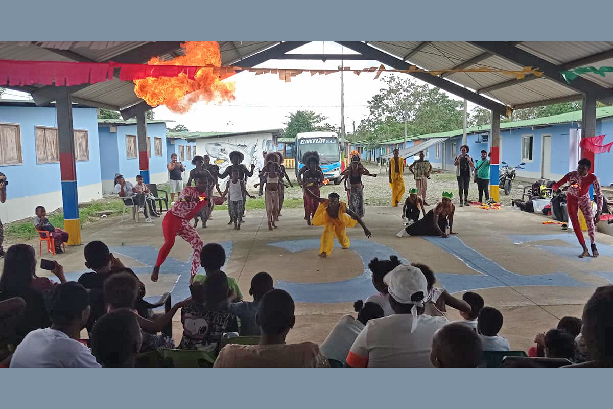 Neben Jonglage und Stelzentanz gab es auch eine Feuerperformance mit Bodenakrobatik im Programm des Kulturtags.