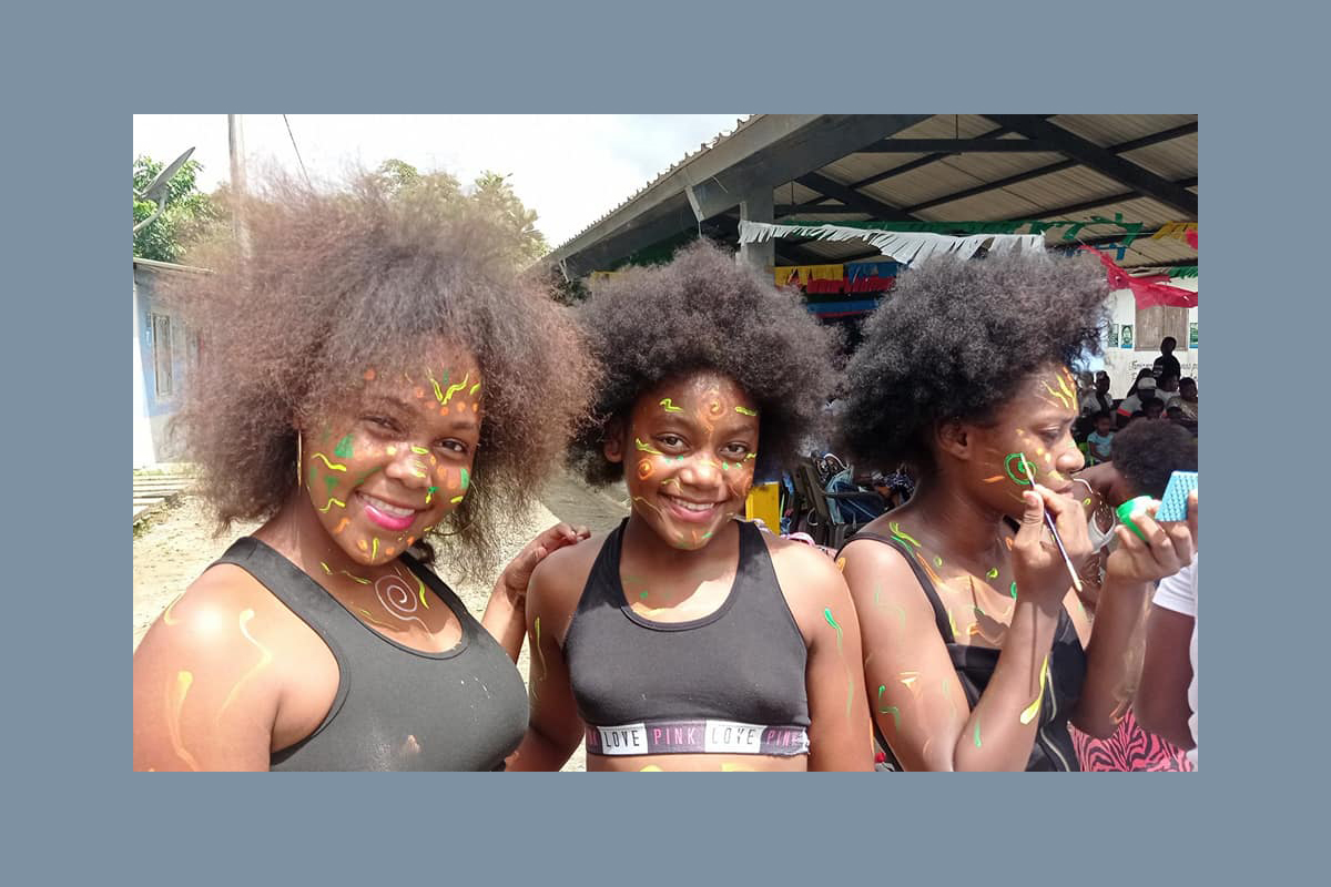 Schminken mit farbigen Ornamenten für den Tanzauftritt