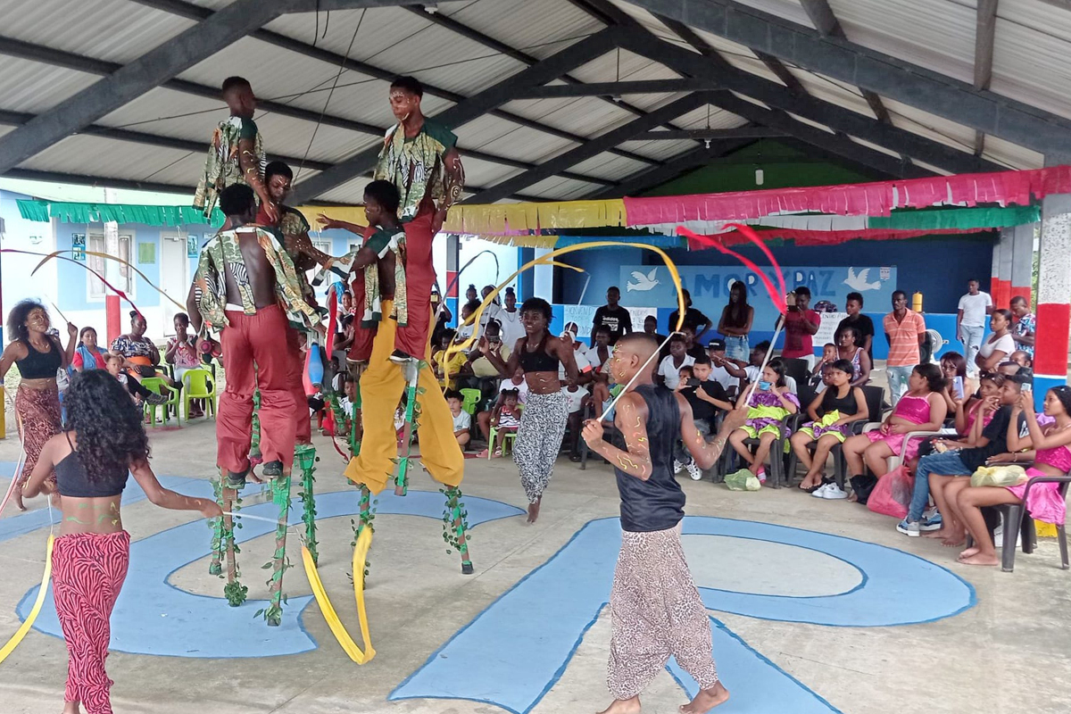 Tanzperformance von Jugendlichen für Jugendliche. Für die jungen Menschen aus einem Übergangslager der FARC ist es eine Einladung, durch Kreativität das eigene Leben weiterzuentwickeln.