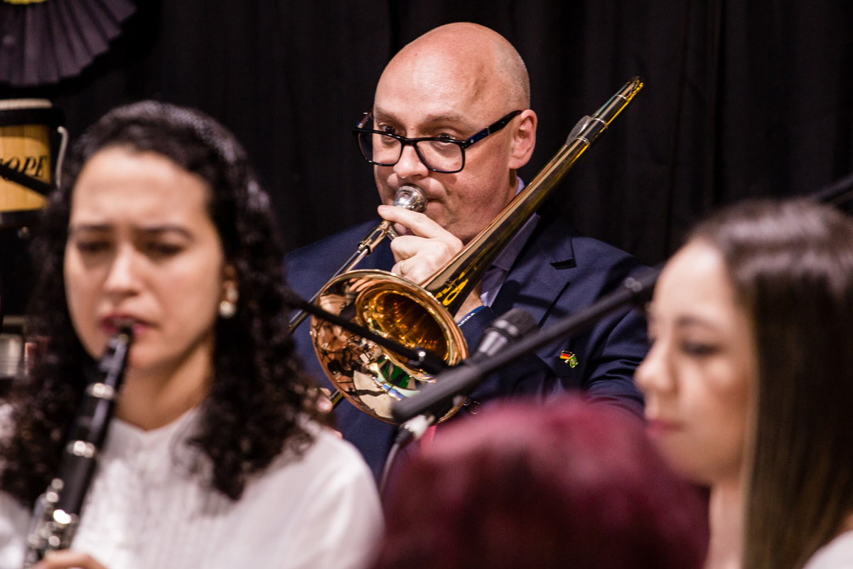 Als AGIAMONDO-Fachkraft zur Förderung von Kindern und Jugendlichen ist Stefan Siemons auch für die musikialische Weiterbildung der Lehrer*innen verantwortlich. Der gelernte Baumeister für Metallblasinstrumente unterrichtet Jugendliche unter anderem im Löten und Schweißen, um ihre Arbeitsmarktchancen zu verbessern.