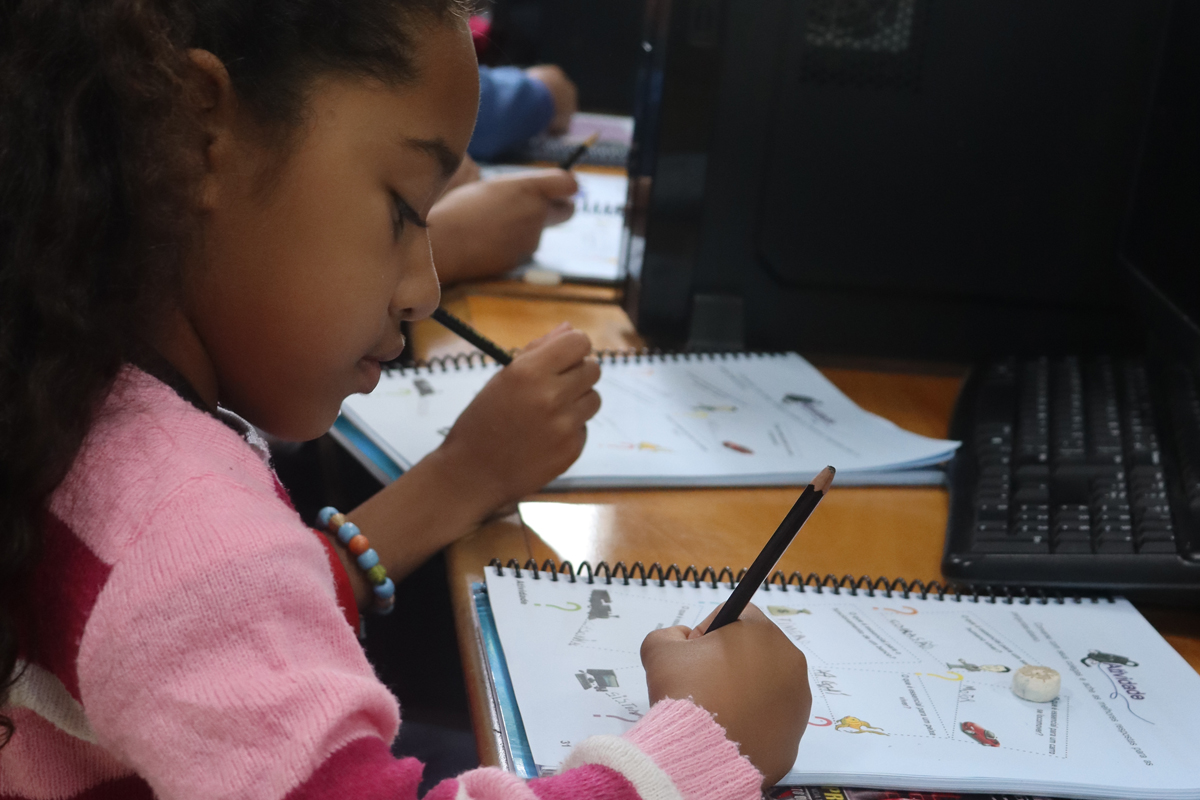 Oft können Kinder selbst im 5. Schuljahr noch nicht schreiben und rechnen. Das liegt am schlecht aufgestellten staatlichen Schulsystem mit seinem extremen Mangel an Geld, Materialien und gut ausgebildetem Personal. Mit seinem Bildungsangebot bietet Clave de Sol Kindern und Jugendlichen eine Perspektive.