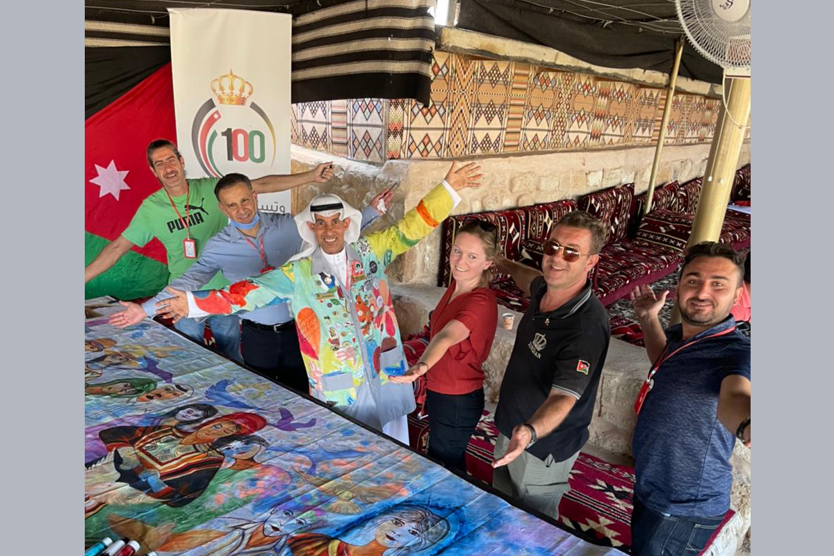 Kunst des Austauschs: Während eines Workshops von URI MENA malen die Teilnehmer*innen Symbole und Elemente, die für sie von Bedeutung sind, auf ein gemeinsames Plakat.