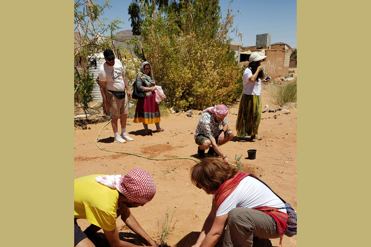 Um der Desertifikation entgegenzuwirken, pflanzen die jungen Erwachsenen des Youth Camps im Wadi Rum Baumsetzlinge in einer von URI MENA organisierten Gemeinschaftsaktion.