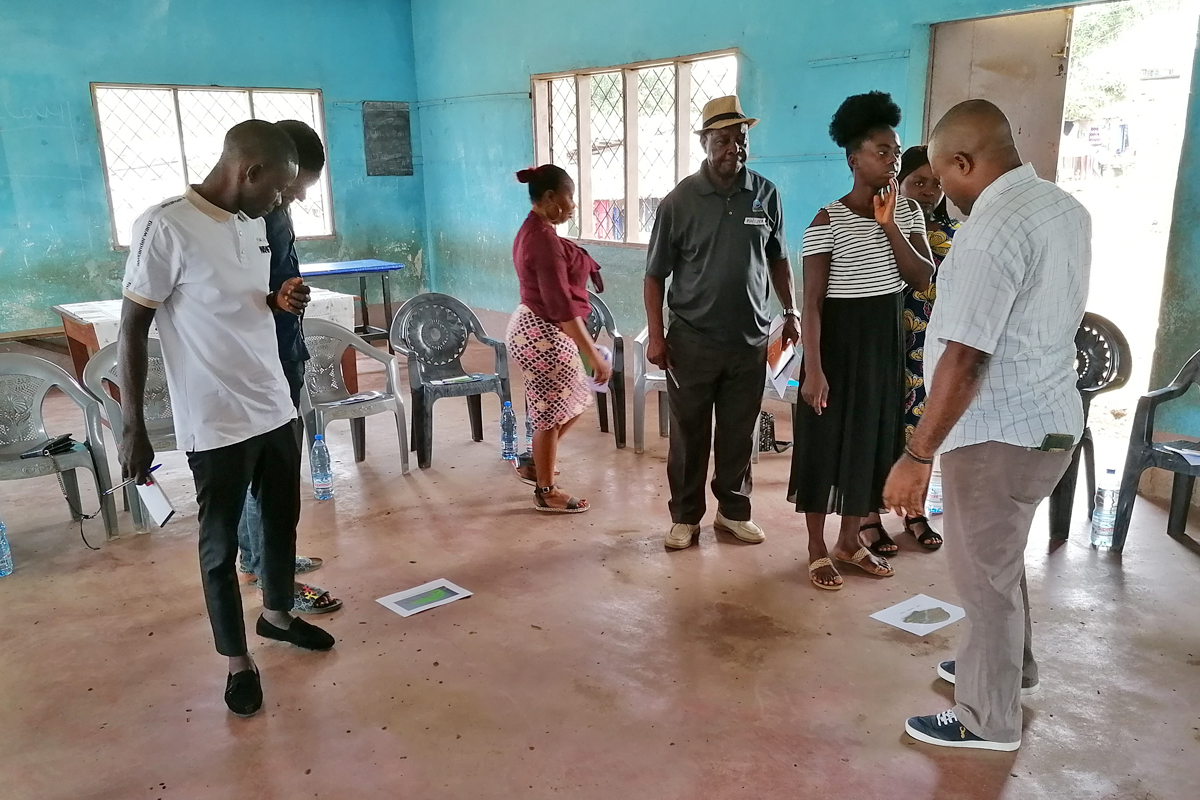 Löwe oder Delfin? Die Teilnehmer*innen eines Workshops zum Thema Kommunikation ordnen sich bei einer Übung den Tieren zu, die ihren Konfliktstil widerspiegeln.