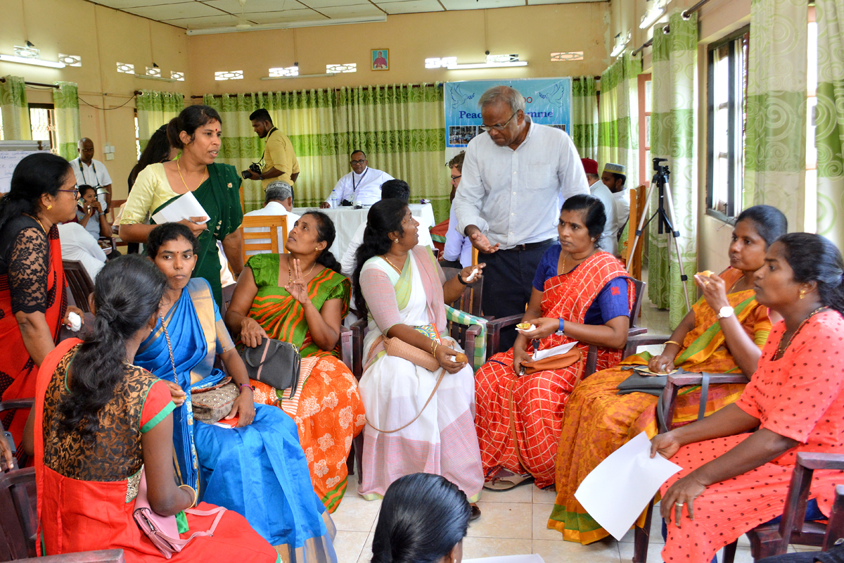 In vertrauter Atmosphäre erörtern Frauen und Männer unterschiedlicher Glaubenszugehörigkeit beim interreligiösen Forum in Jaffna Ideen für ein friedlicheres Zusammenleben.