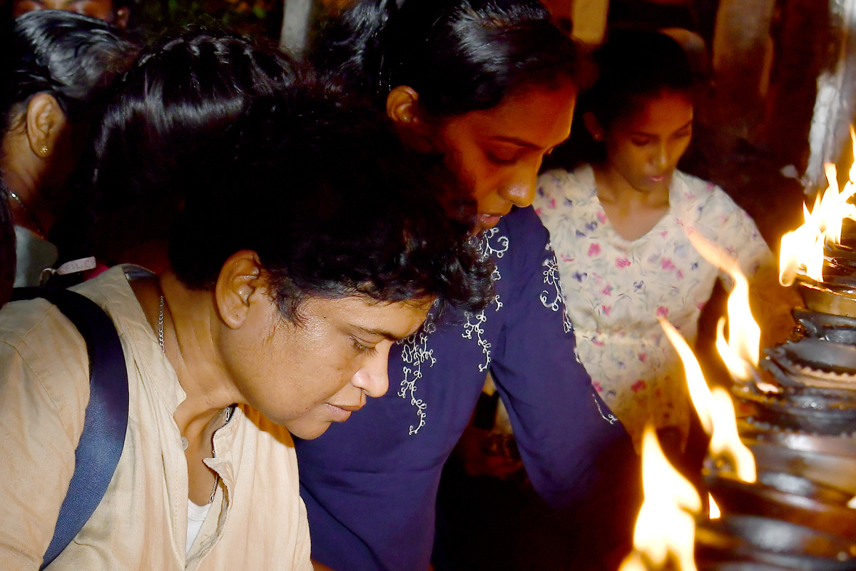 Zum Gedenken werden im buddhistischen Tempel Öllampen entzündet. Das gemeinsame Erleben von Ritualen, die religionsübergreifend praktiziert werden, fördert gegenseitigen Respekt und Verständnis.