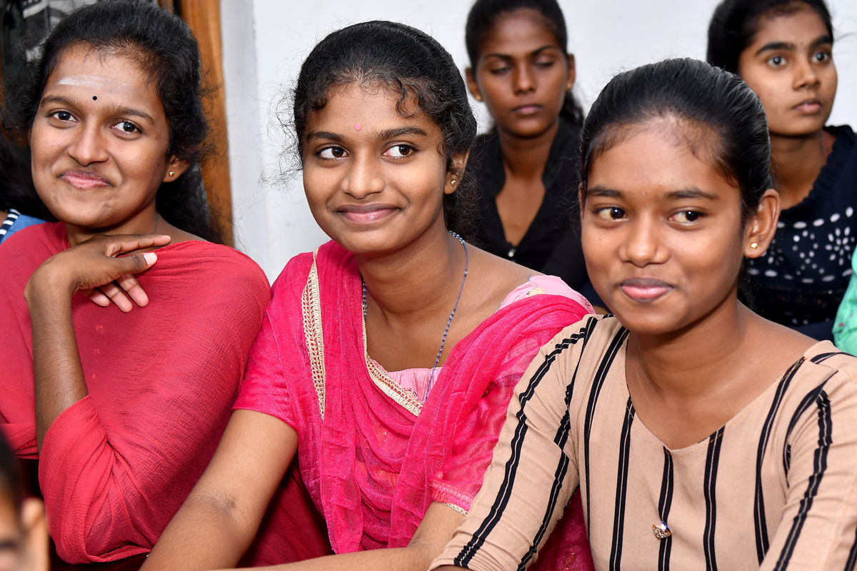 In der Kirchengemeinde Vipulanandhapuram in Batticaloa lernen christliche und hinduistische Kinder und Jugendliche gemeinsam Englisch.