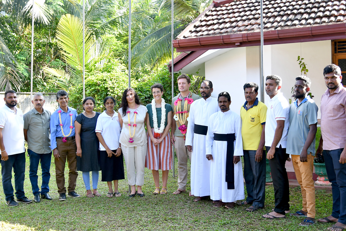 Der Koordinator des ZFD-Landesprogramms in Sri Lanka Thomas Vanke (Mitte), die ehemalige ZFD-Referentin Anika May (7. v. l.) aus Köln und ZFD-Fachkraft Barbara Weghofer (6. v. l.) treffen sich mit Lehrer*innen, Mitarbeiter*innen und Geistlichen der neuen Partnerorganisation Caritas Batticaloa (EHED) in Batticaloa.