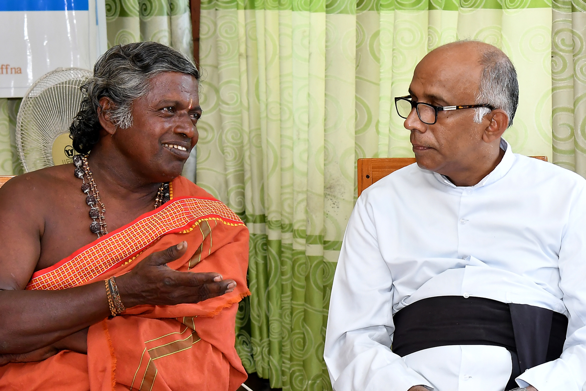 Bei den interreligiösen Treffen entwickeln sich Gespräche zwischen Angehörigen verschiedener Religionsgemeinschaften wie Buddhismus,  Hinduismus, Islam und Christentum.