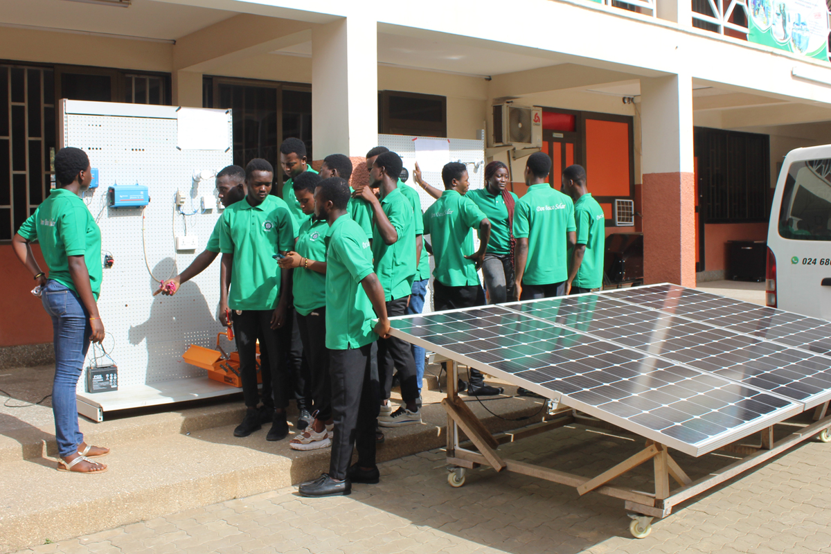 Im Innenhof des Don Bosco Solarzentrums haben Auszubildende die Möglichkeit, mobile Solarpanels und verschiedene technische Komponenten in der praktischen Anwendung auszuprobieren.