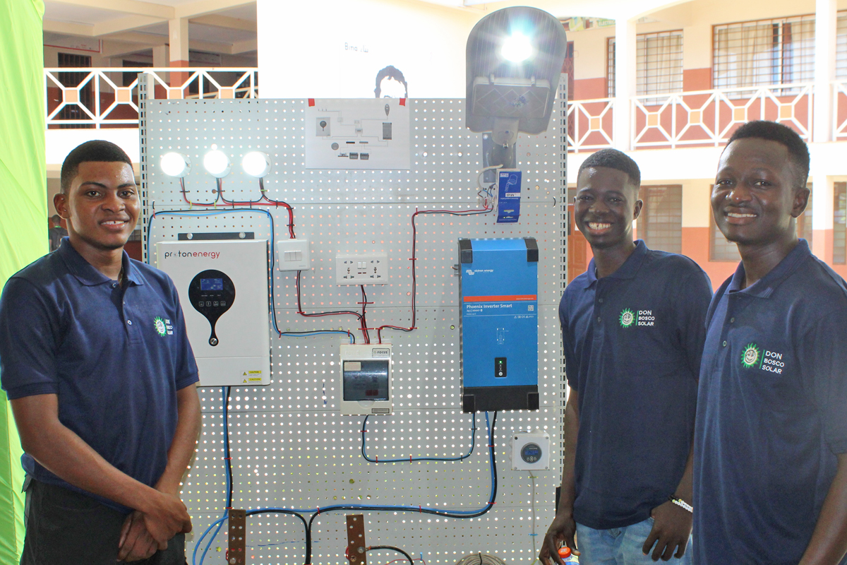 Solartechnik gewinnt in Ghana langsam an Bedeutung für die Stromerzeugung. Am Don Bosco Solar and Renewable Energy Center lernen Berufsschullehrkräfte und junge Erwachsene, wie sie Sonnenenergie nutzbar machen können.