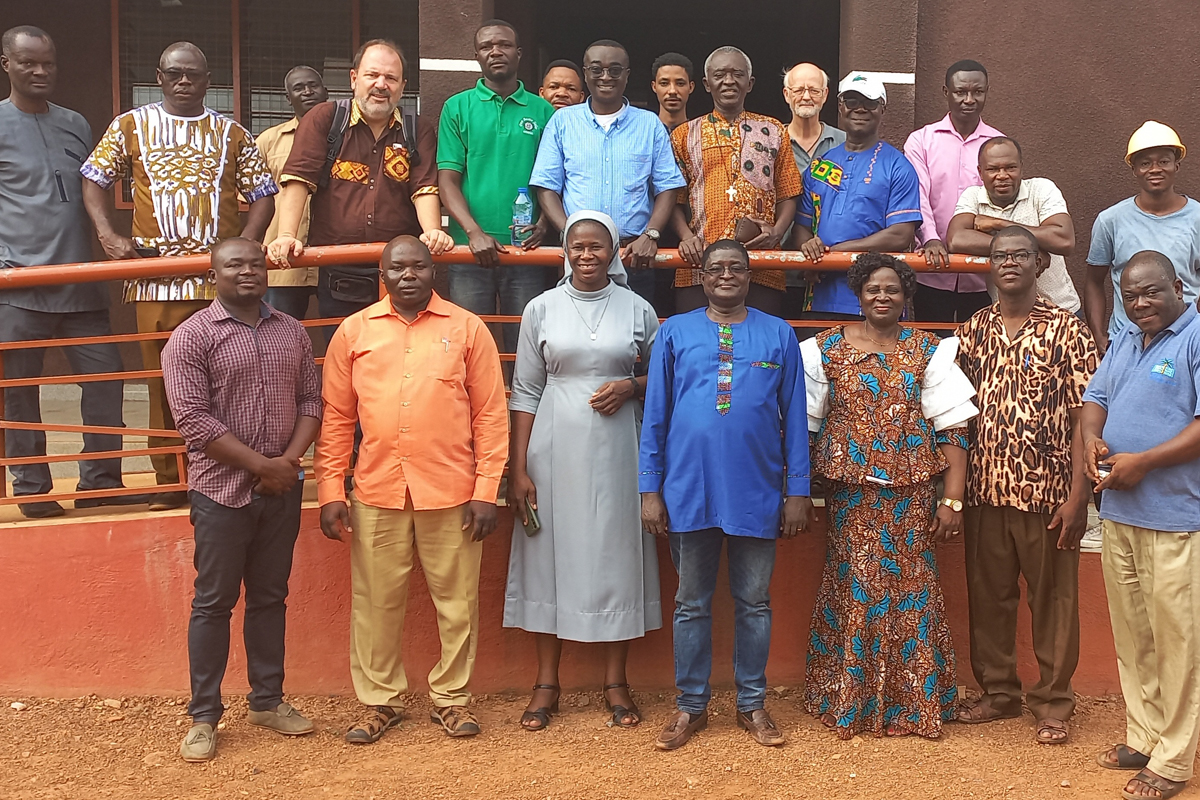 Seit 2021 besteht ein Kompetenznetzwerk für Solartechnik, dem mittlerweile zwölf Berufsbildungszentren angehören. Deren Leiter*innen treffen sich zwei Mal im Jahr, um sich über Erfahrungen und neue Projektideen auszutauschen. AGIAMONDO-Fachkraft Martin Wilde ist mit dabei (obere Reihe, vierter von links).