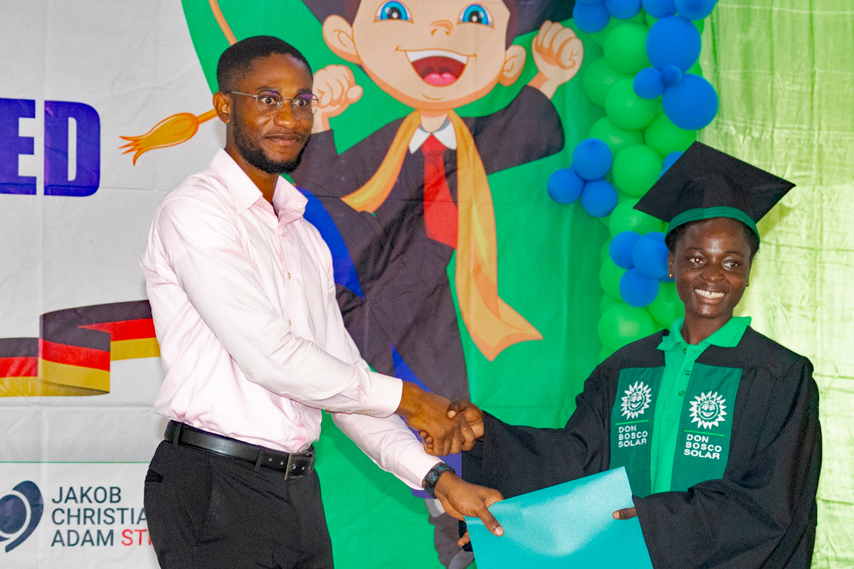 Feierliche Zeugnisverleihung an eine junge Solartechnikerin, die die Abschlussprüfung nach der Ausbildung erfolgreich bestanden hat. Um Frauen den beruflichen Einstieg in die Solartechnik zu erleichtern, widmen sich drei Berufsschulen im Netzwerk allein der Ausbildung von weiblichen Jugendlichen.