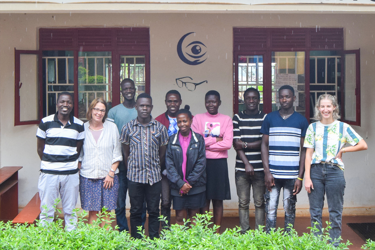 Die Auszubildenden des Jahrgangs 2023, AGIAMONDO-Fachkraft Martina Sappelt (2. von links) und eine Praktikantin aus Deutschland (rechts)