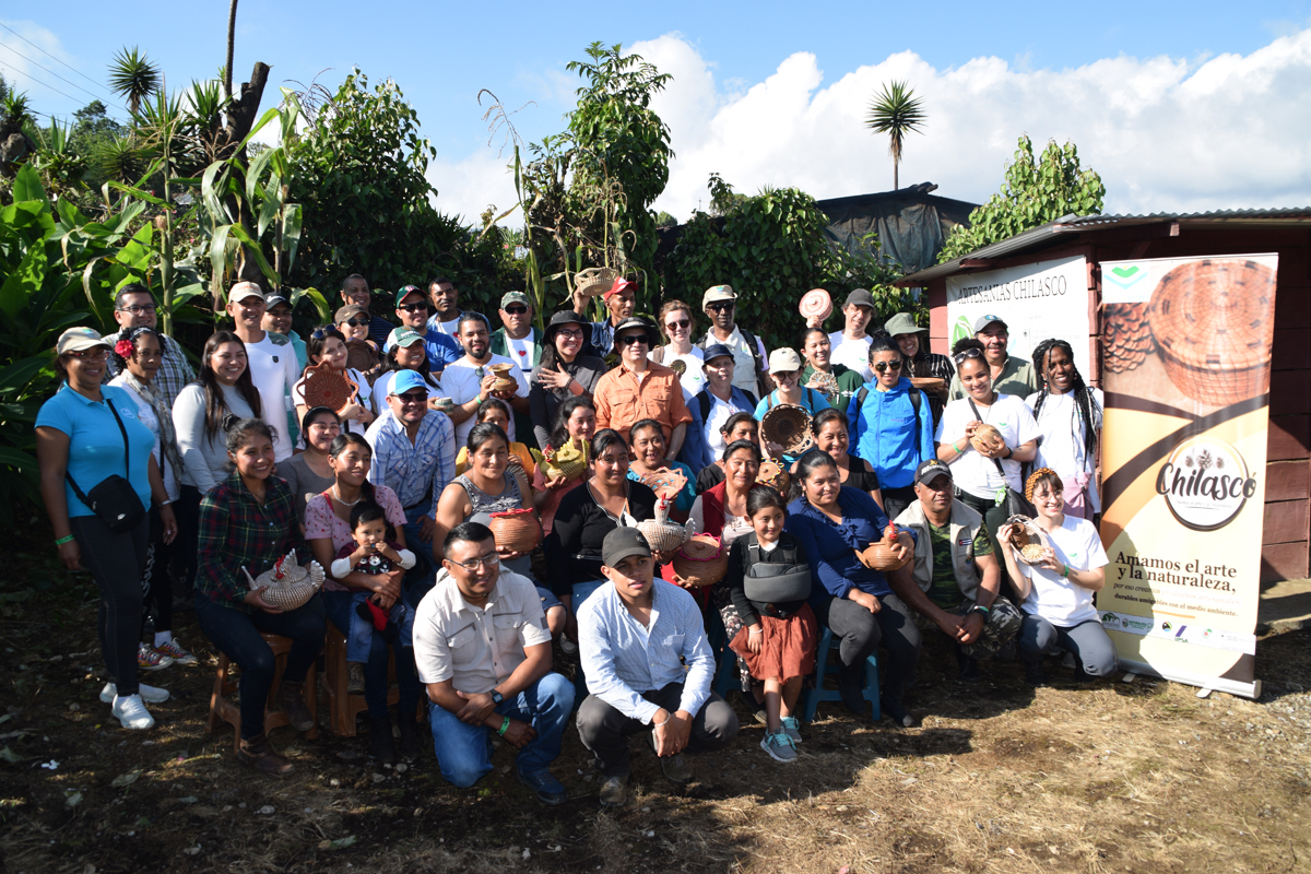 Das internationale WasserWald-Projektteam trifft eine am Projekt beteiligte Kunsthandwerker*innen-Gruppe in Chilascó/Guatemala. Der Besuch fand während des internationalen Projekttreffens 2023 statt.
