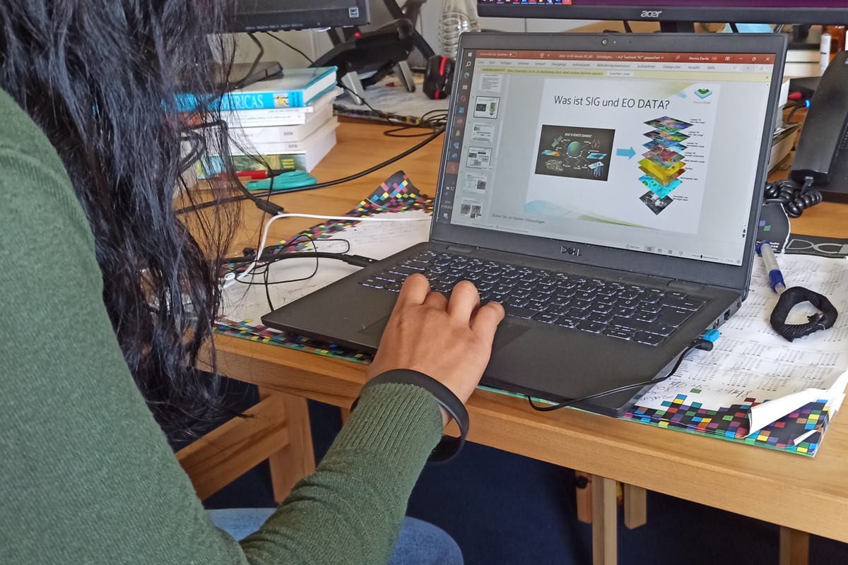 Der kleine Laptop auf Norma Davilas Schreibtisch täuscht. Dahinter steckt eine leistungsfähige Cloud, die riesige Datenmengen speichern und verarbeiten kann.