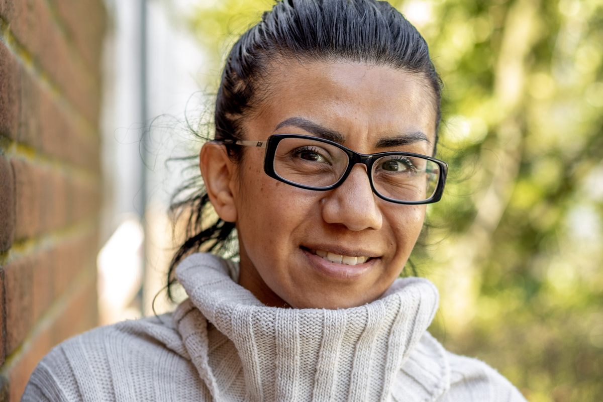 Als Süd-Nord-Fachkraft von AGIAMONDO unterstützt und berät die Geowissenschaftlerin Norma Dávila lokale Partnerorganisationen und das Projektteam von OroVerde in Bonn.